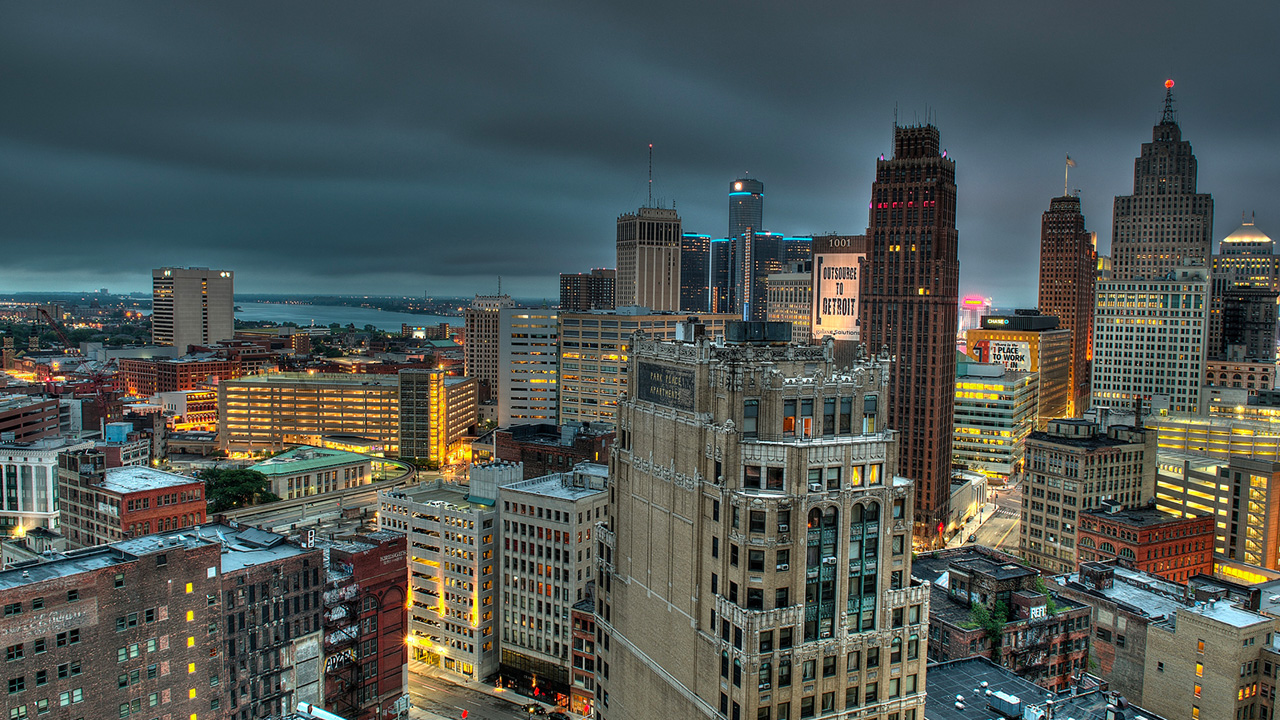 GalaxE.Solutions: Ten-story Apple iPad 2 banner changing to ‘Outsource to Detroit’